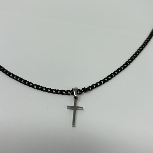 Men's necklace with a black metal chain and a silver cross. - Picture 3 of 8